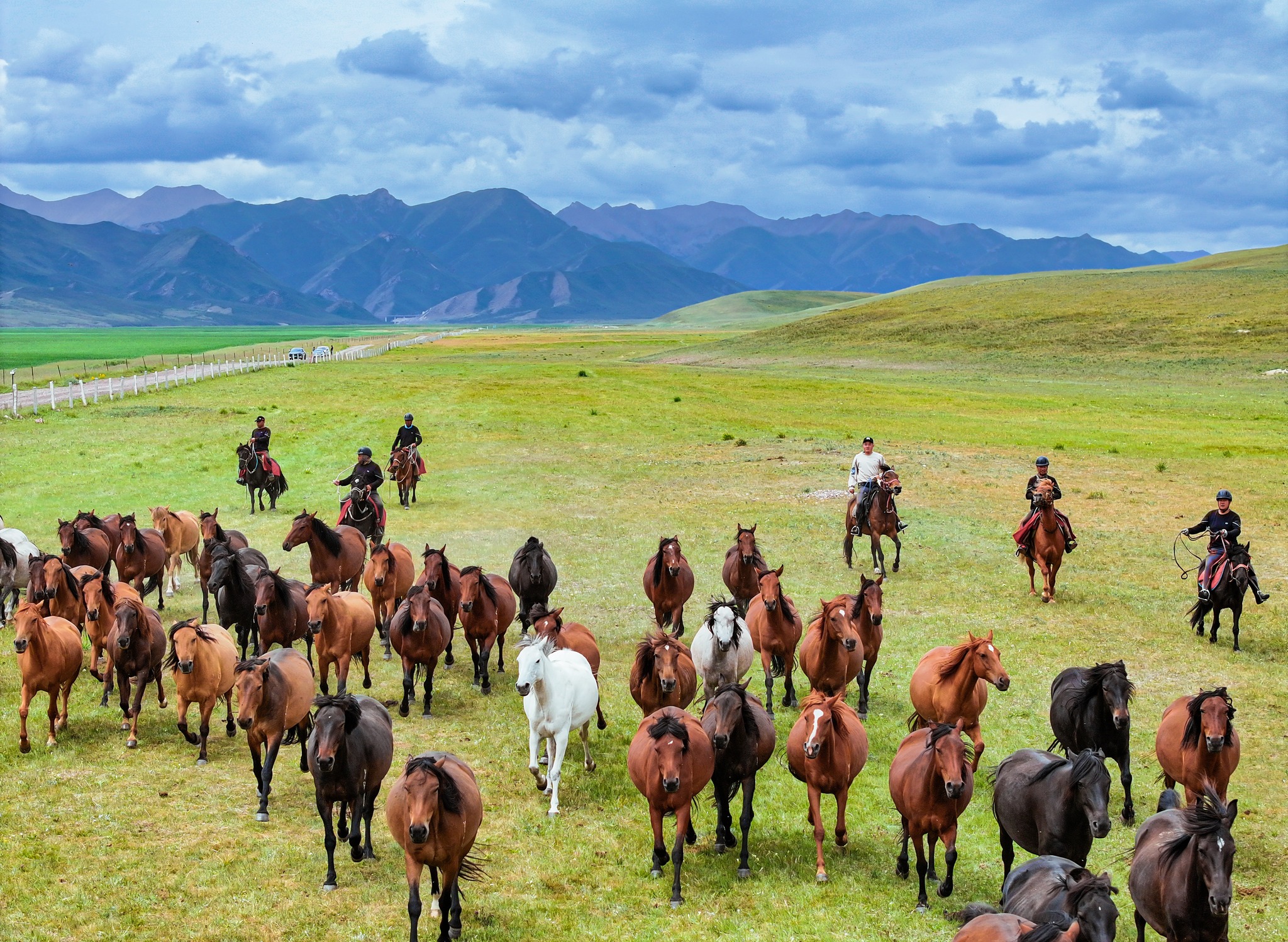 FlyOverChina Facebook ad: Explore the breathtaking places in China.