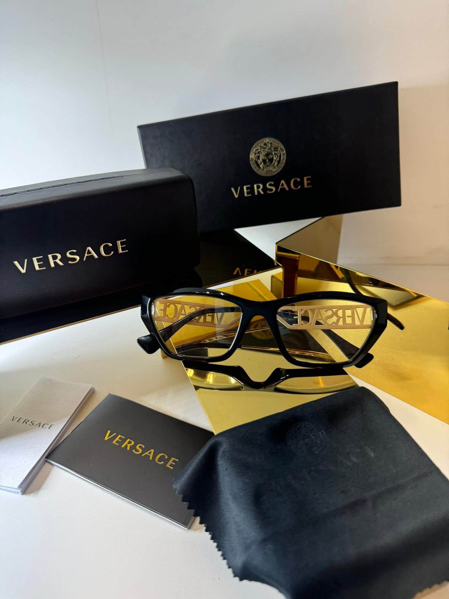 Lizbeth Leyva Boutique & Dress Rental Facebook ad: armazon versace % original