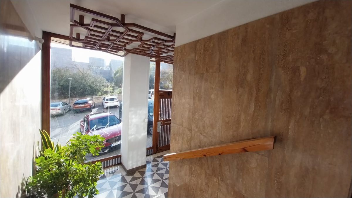 Rentola.es Facebook ad: Alquileres asequibles en toda España Contacta con el…