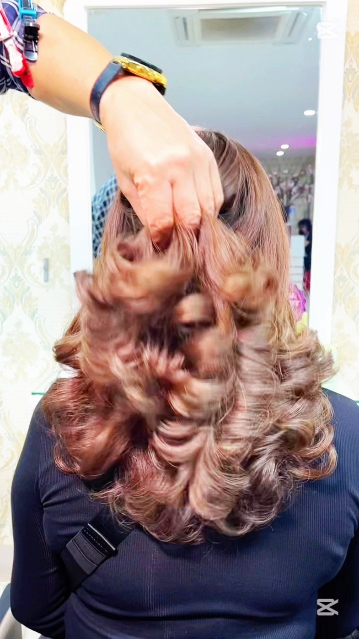 La Reine Salon Facebook ad: អ៊ុតសក់រួញចុងភ្លីធំ = 69$