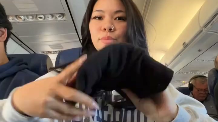 Trtl Facebook ad: Schluss mit dem Kopfnicken im Flieger!