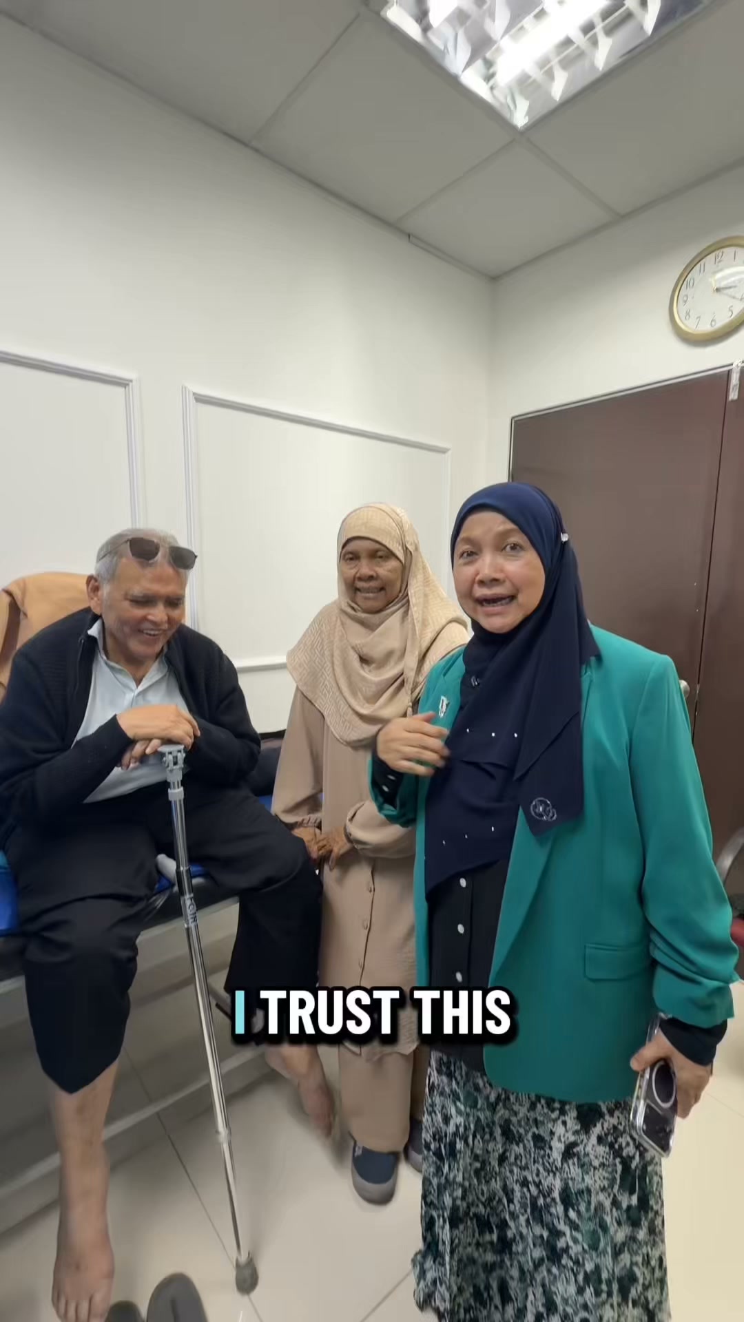 Klinik DR HASBI Facebook ad: Chat with us