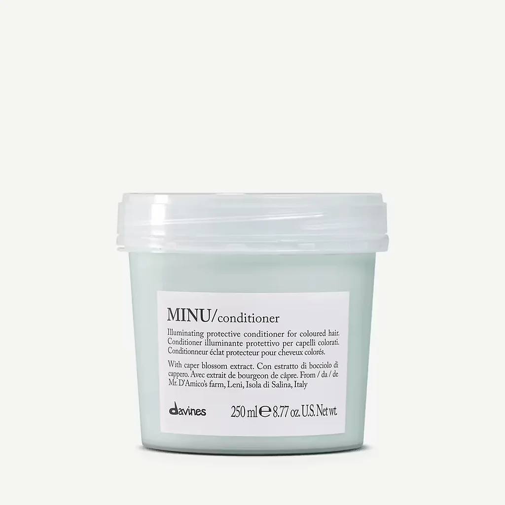 EHD - Professional Hair Products Facebook ad: 官方授權正貨,首次會員尊享優惠。立即探索 Davines、K18、Neuma、大春煉皂等品牌,體驗專業級護理。