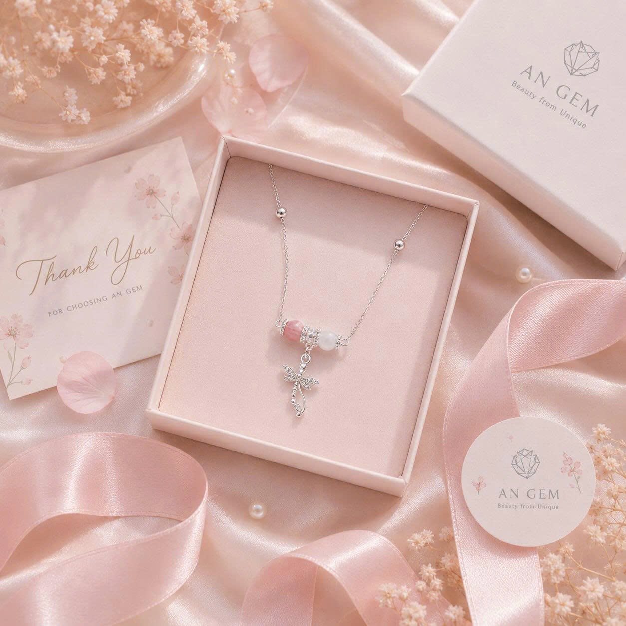 An Gem - Đá Phong Thuỷ Facebook ad: Dây chuyền Rosy Wings - Sale duy nhất…