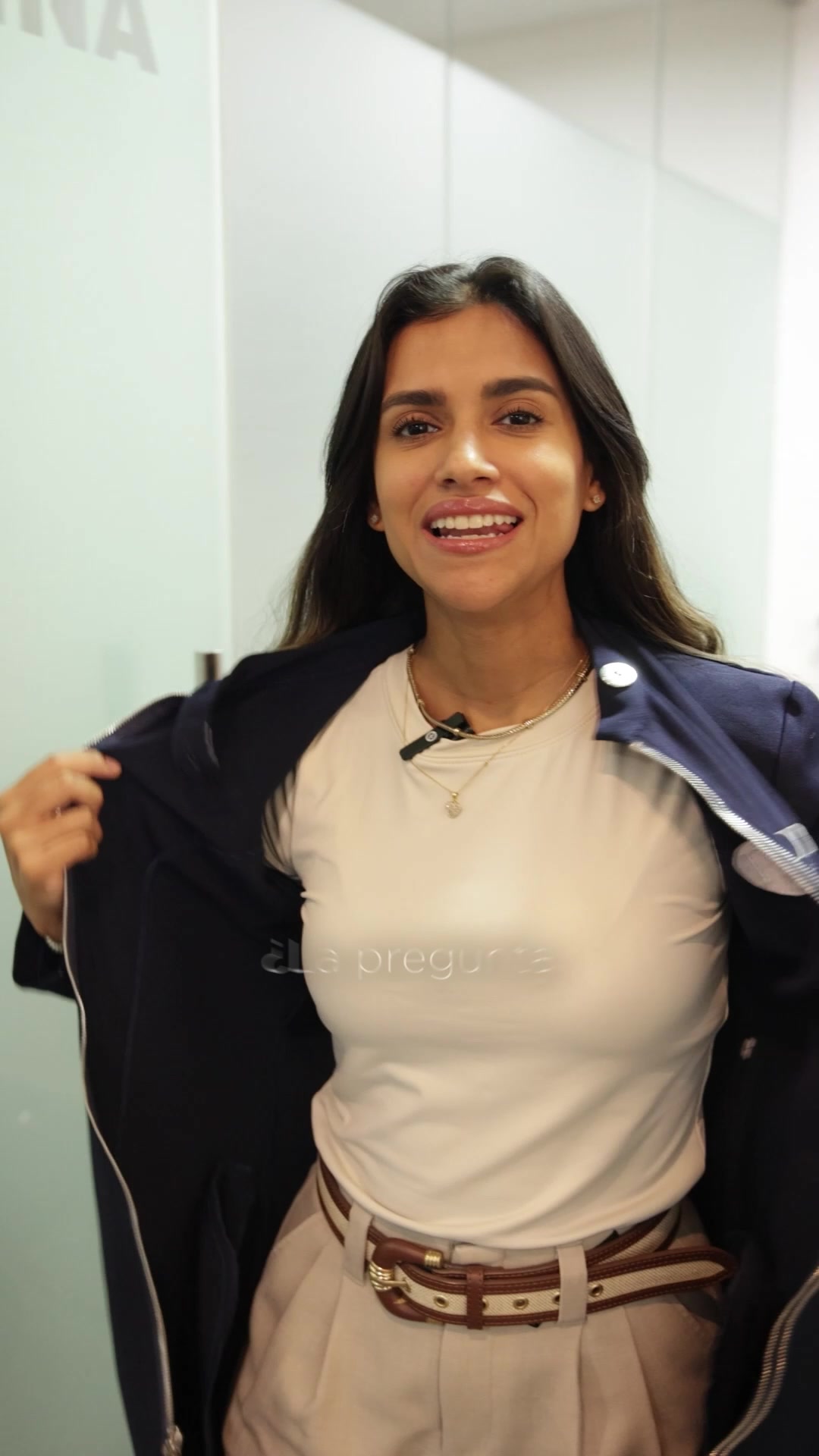 Dentstudiodr Facebook ad: Tu sonrisa puede cambiar… sin cambiar quién eres.
