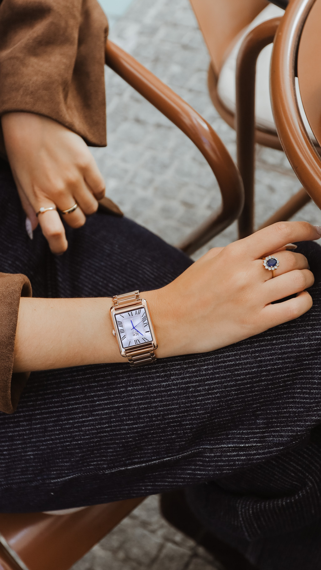 Capital Facebook ad: Deux mondes, une montre.