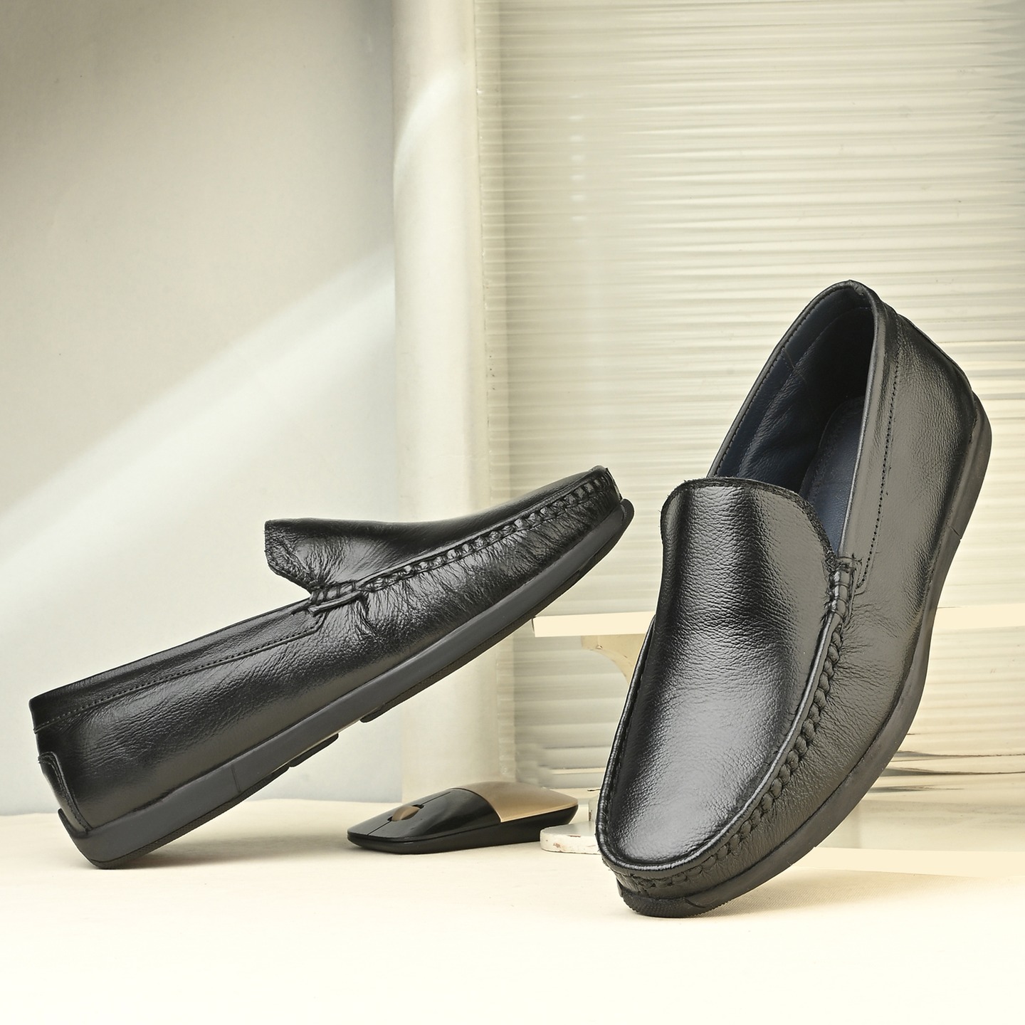 octamarc.in Facebook ad: Buy a pair of these genuine leather loafers…