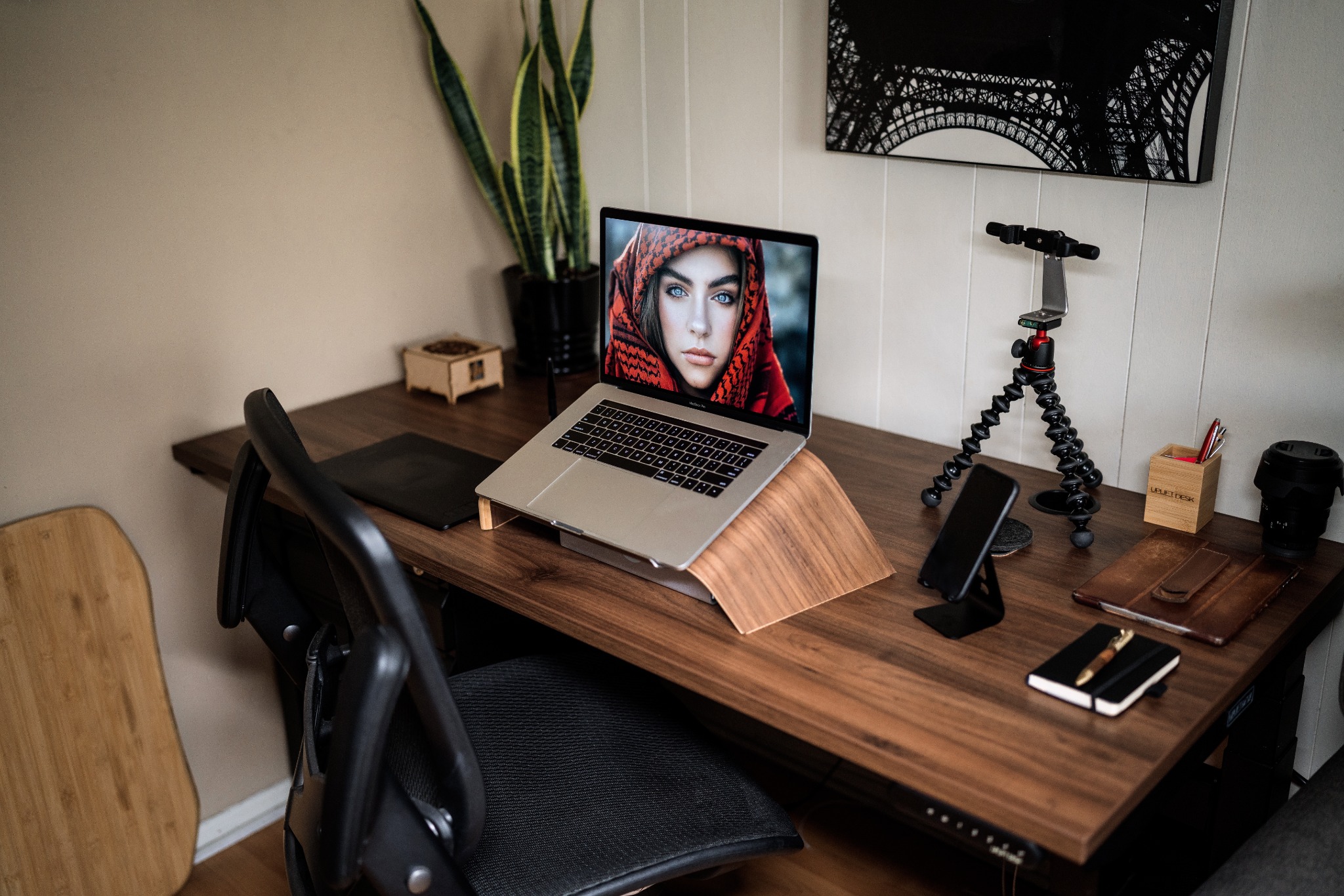 UPLIFT Desk Facebook ad: Minimal. Modern. Masterfully made.