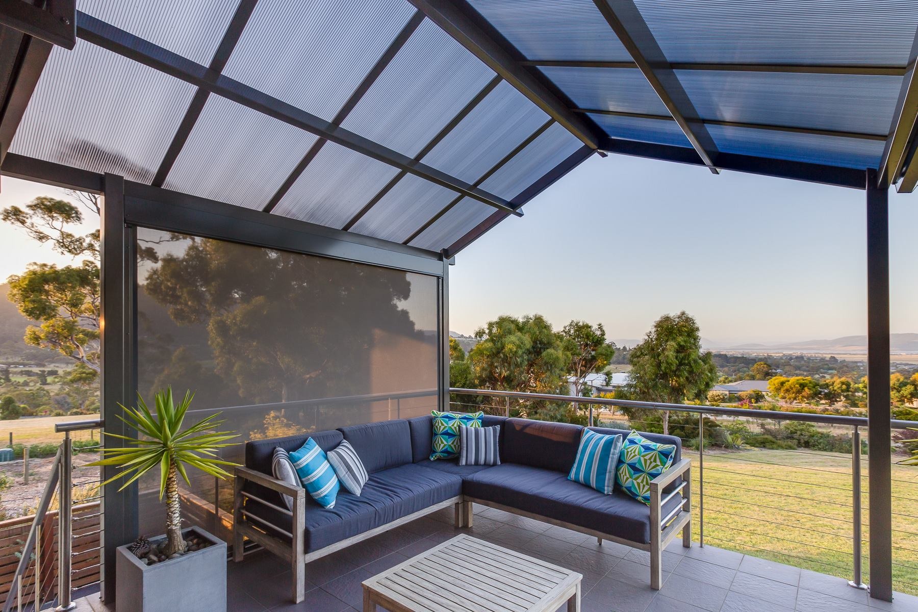 Kings Outdoor Living Facebook ad: Free Custom Design Quote!