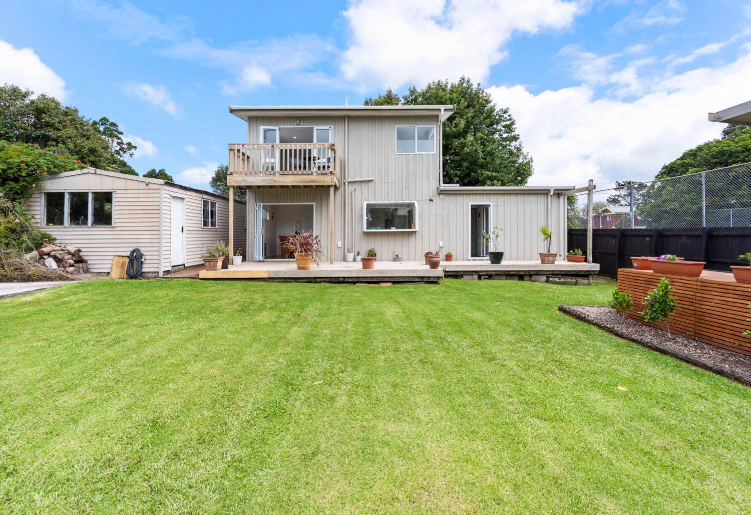 Barfoot & Thompson Titirangi Facebook ad: New Listing - 8 Lookout Drive, Laingholm 5…