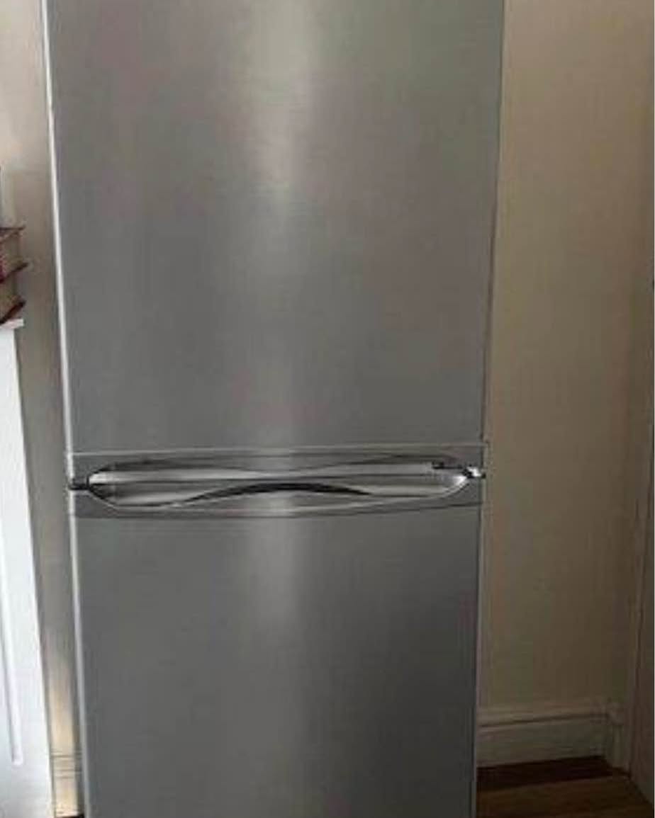 Nicola Jones Facebook ad: HOTPOINT silver fridge freezer ‘delivery available