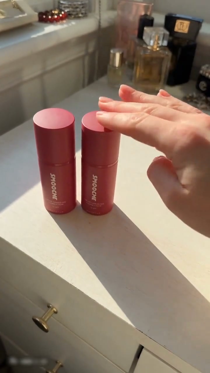 Smooche Facebook ad: The viral skin-tone adapting foundation