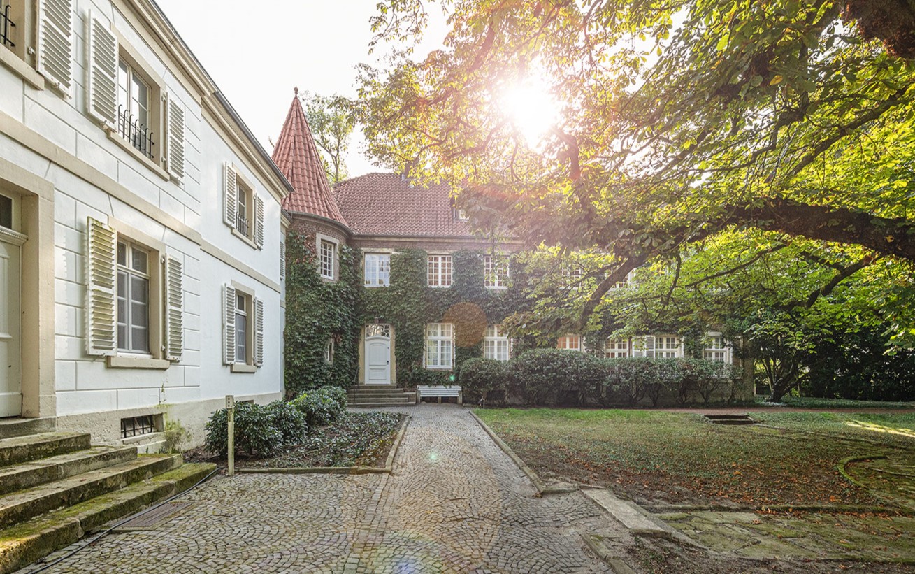 Engel & Völkers Münster Facebook ad: NEU! Repräsentative Residenz in exklusiver Alleinlage nahe…
