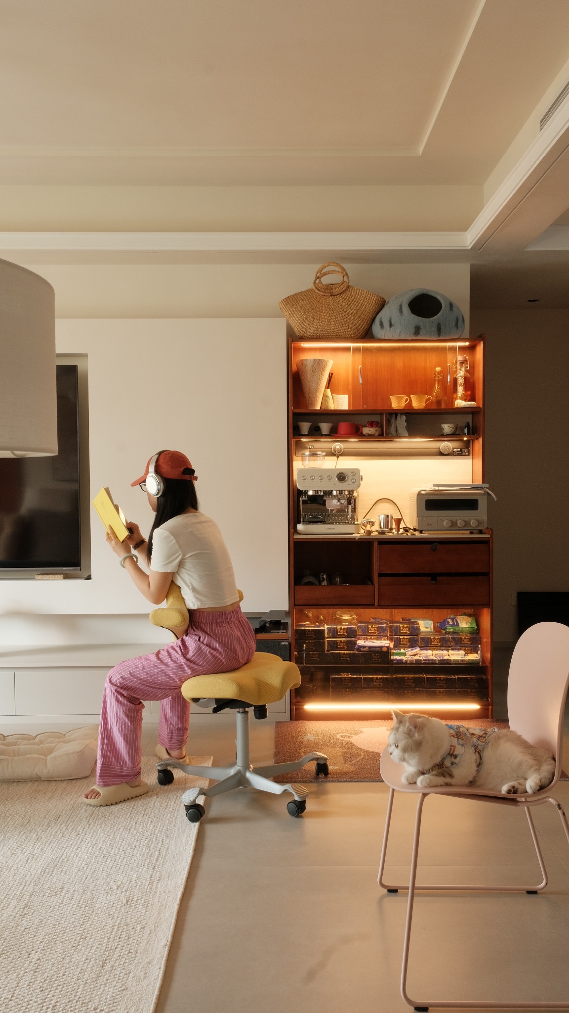 Flokk Asia Facebook ad: I used to think ergonomic chairs were just……