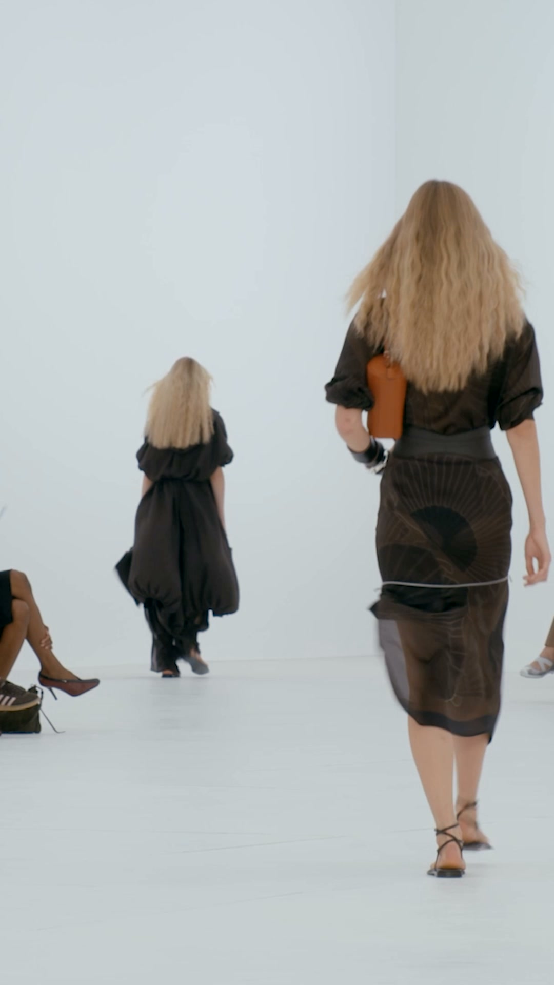 Hermès Facebook ad: Relive the Hermès women's spring-summer 2027 show.