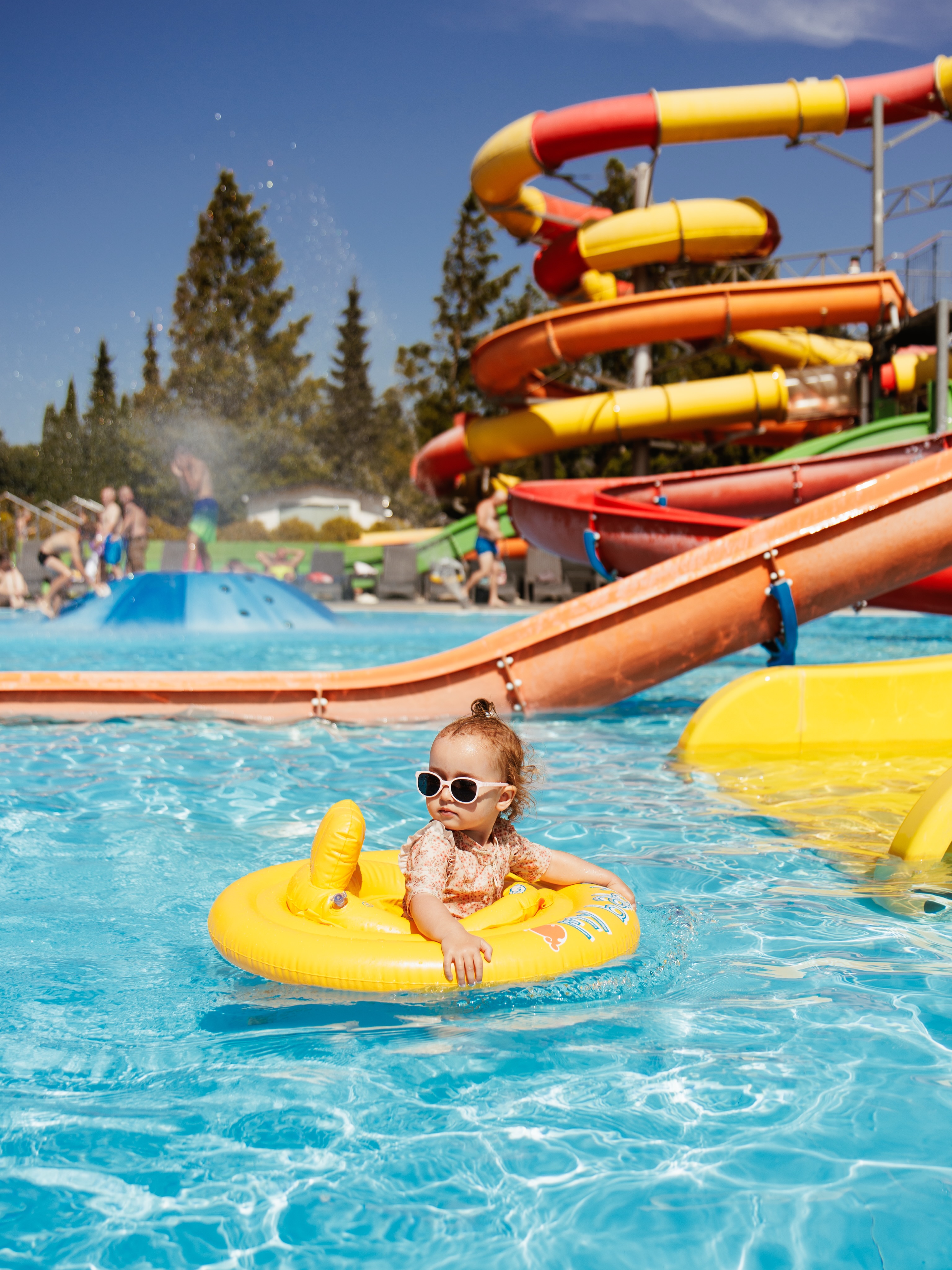 Holiday Golden Resort Facebook ad: SIERPIEŃ smakuje najlepiej nad morzem!