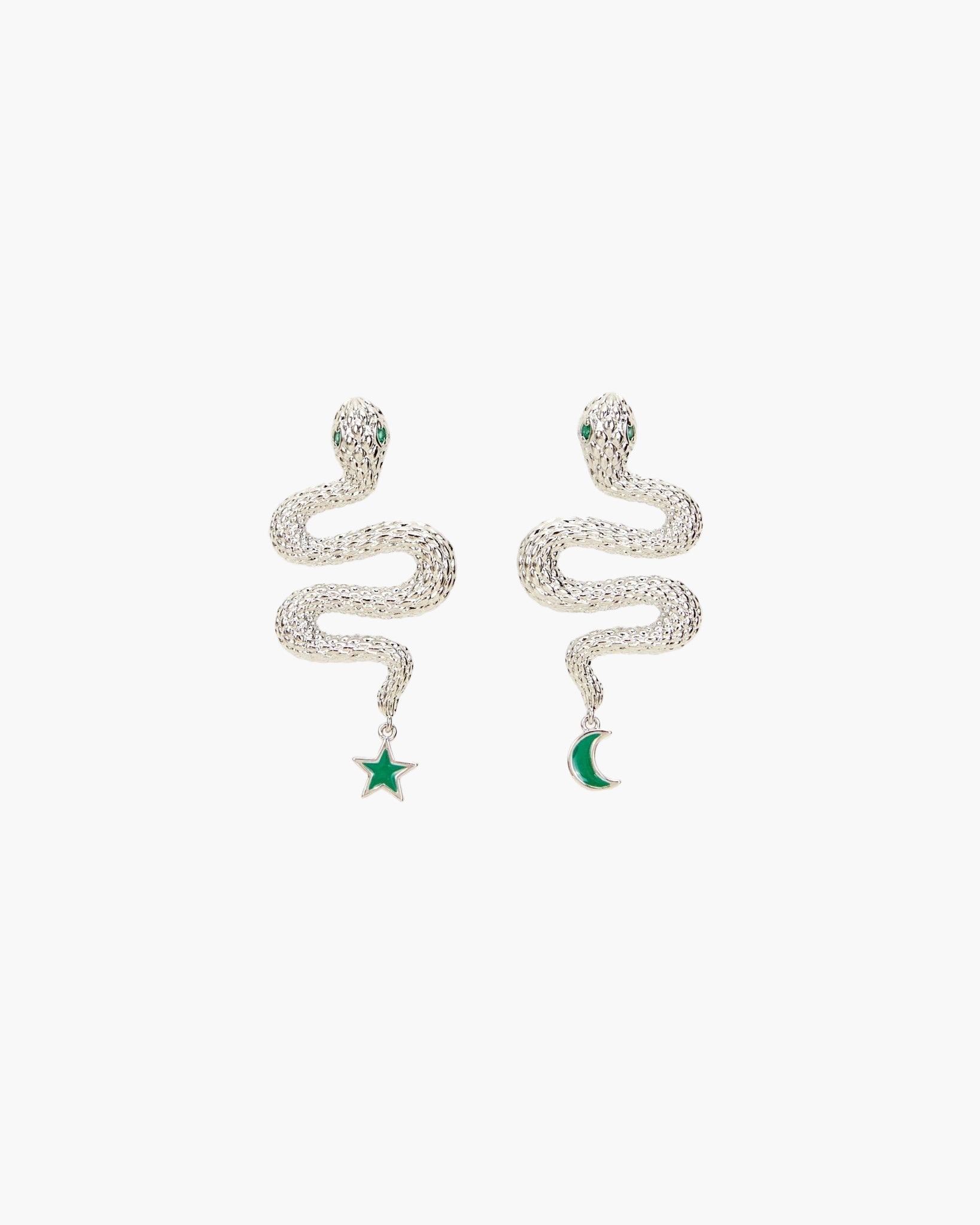 En Route Jewelry Facebook ad: Two types of girls.