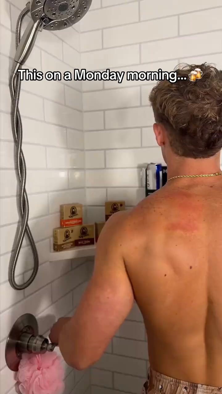 Dr. Squatch Facebook ad: FREE SHOWER BEER HOLDER + 32% OFF