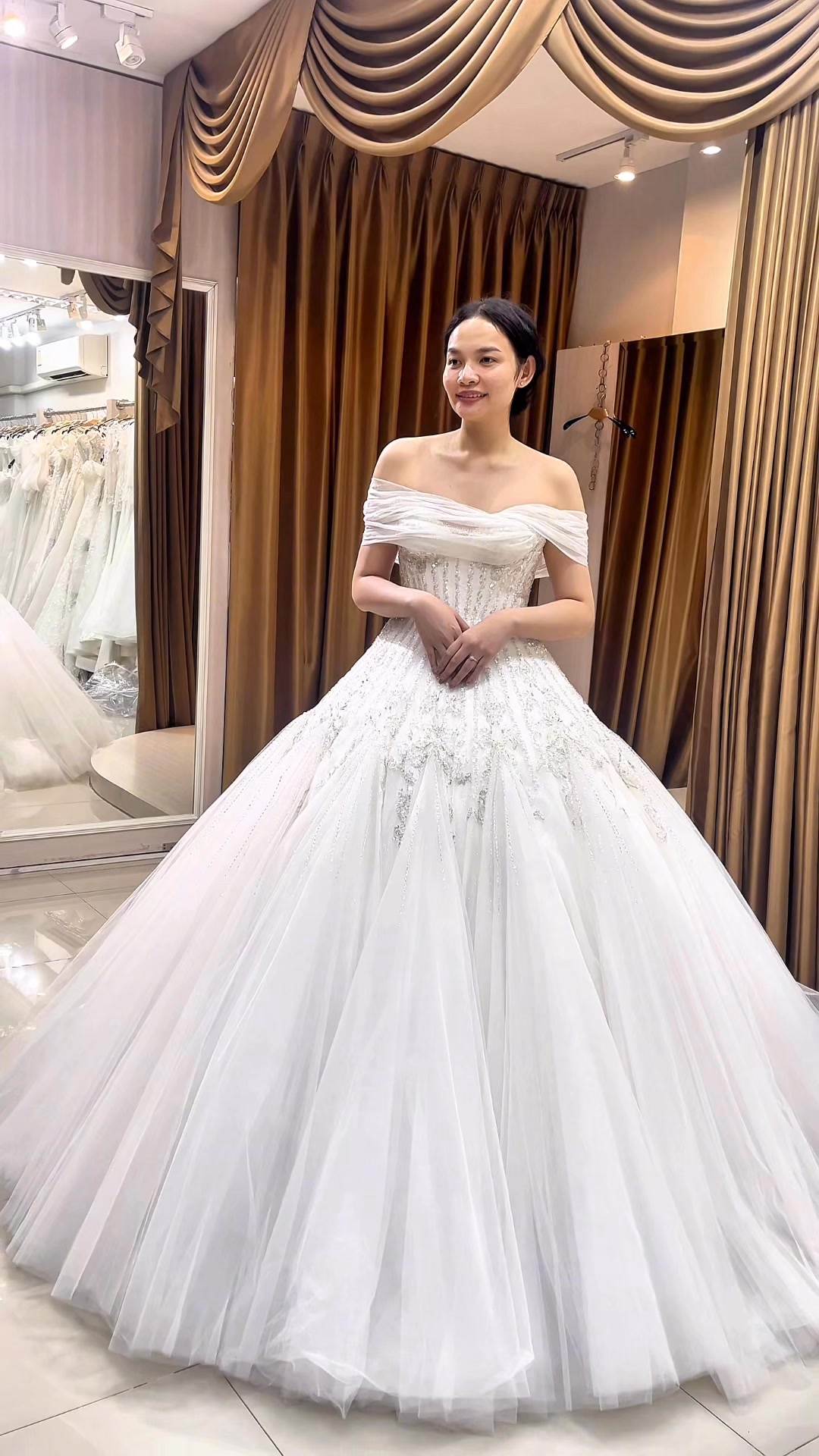 88 Image couture เช่าชุดแต่งงาน พรีเวดดิ้ง เกษตรนวมินทร์ Facebook ad: มาลองทายกันว่าใน 3 ชุดนี้เจ้าสาวเลือกชุดไหน?