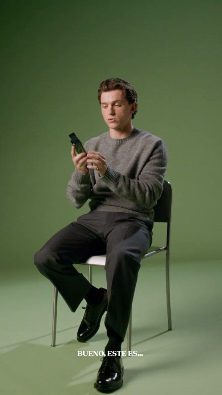 Prada Beauty Facebook ad: Descubra el nuevo Paradigme Le Parfum de Prada. ¿Y si…