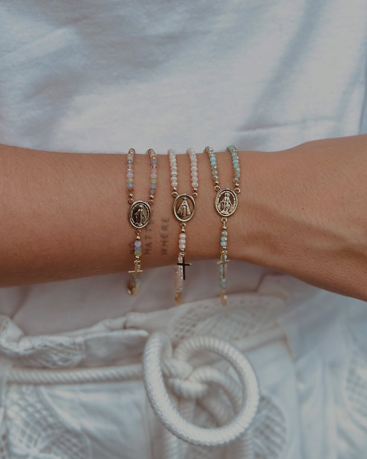 Santo Santo Santo Facebook ad: A pulseira terço de cristal reflete a luz…