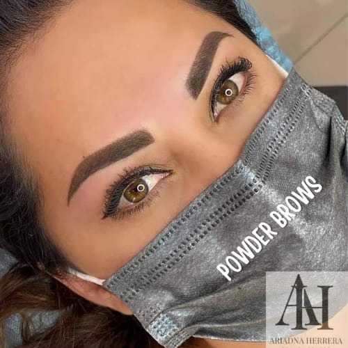 Ariadna Herrera Facebook ad: Chatea en Messenger