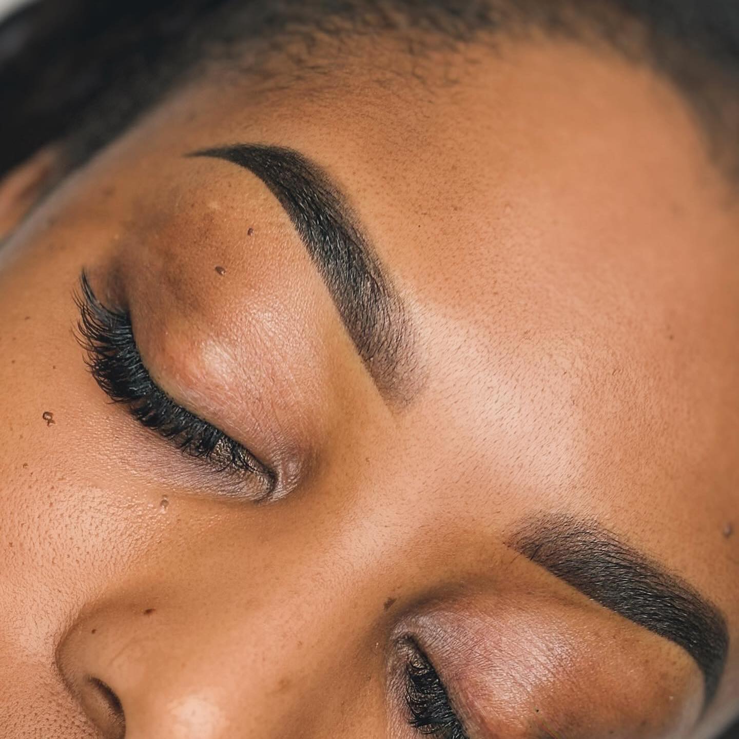 L'atelier R Paris Facebook ad: Le Brows Shading est notre technique signature.