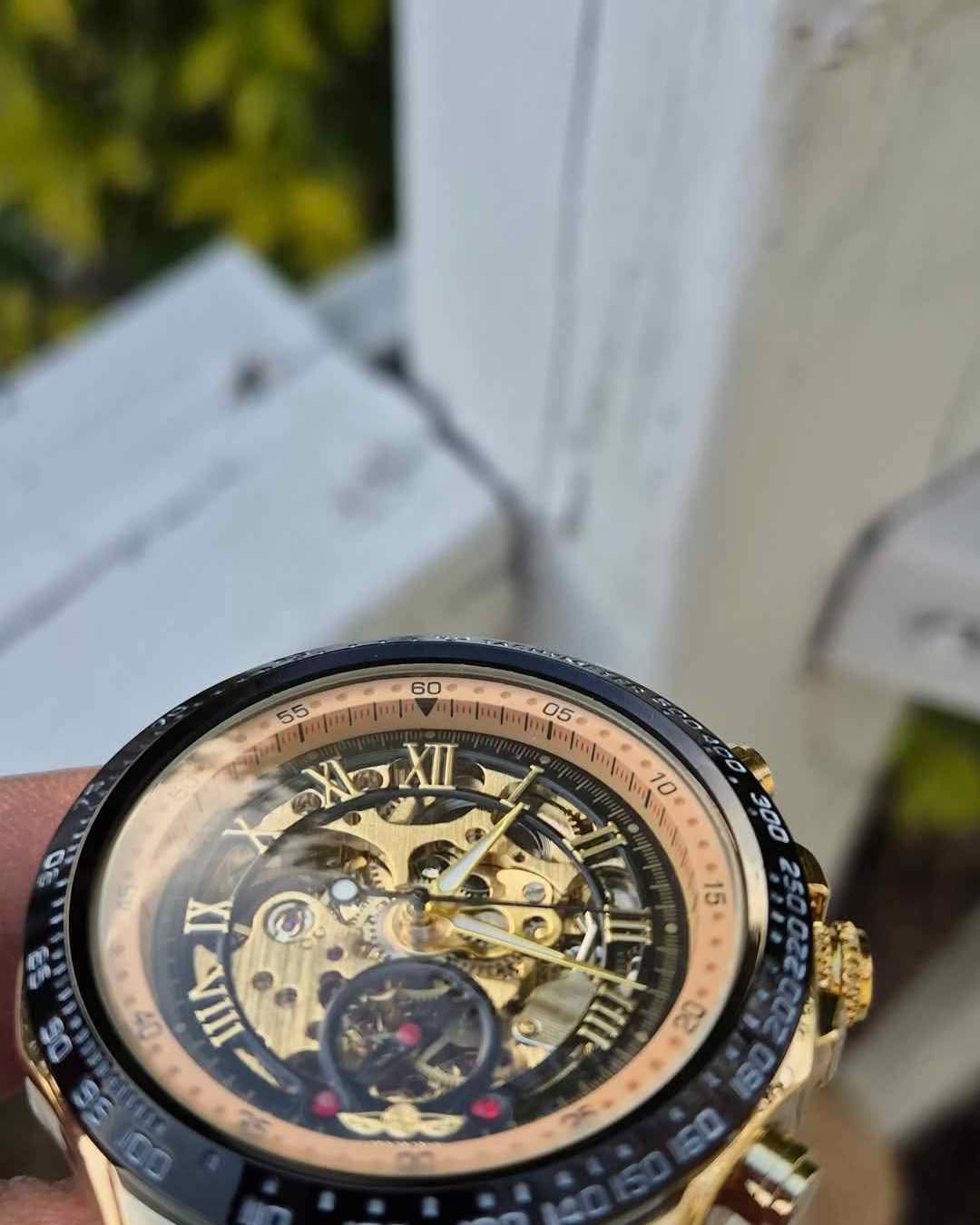 Willy Wills Facebook ad: Fully automatic watch 42mm gold and black