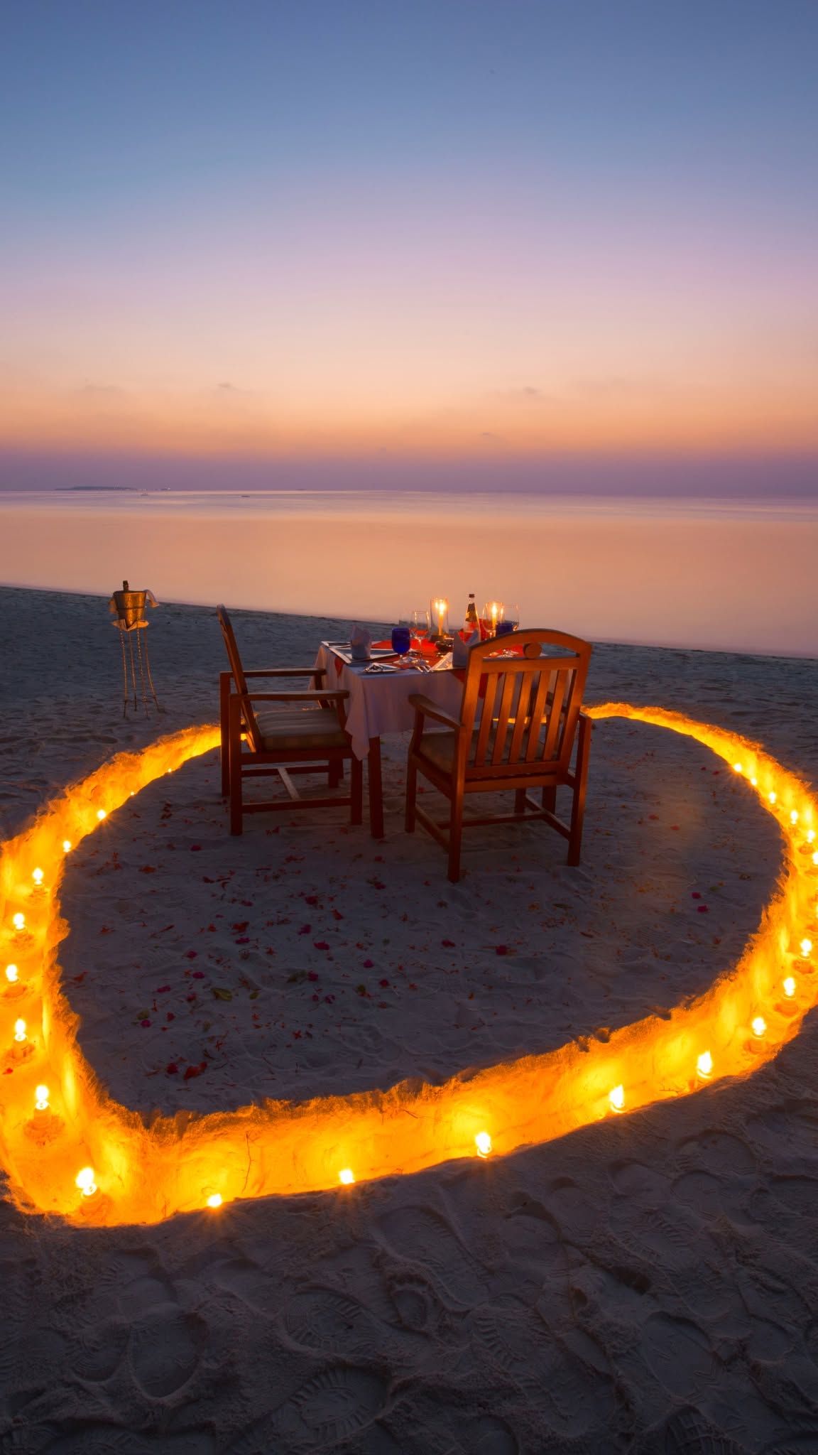Medhufushi Island Resort Facebook ad: Where Love Meets the Maldives Sunset