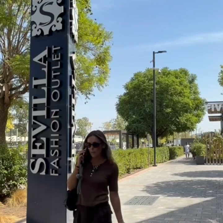 Sevilla Fashion Outlet Facebook ad: Este 24 de septiembre es festivo y no…