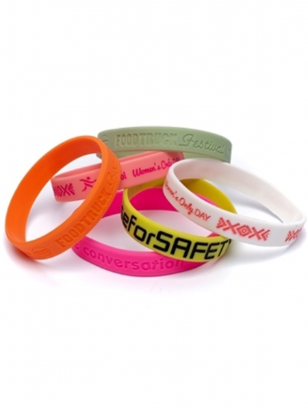 STAMPASI Facebook ad: Comunica il tuo messaggio con braccialetti personalizzati.