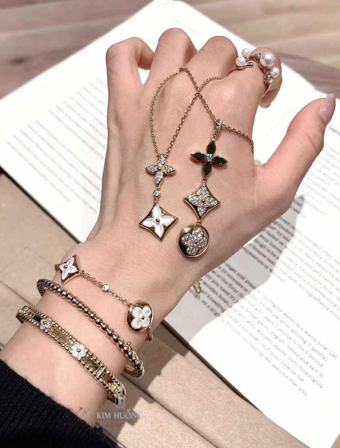 Tân Kim Hưởng Jewelry Facebook ad: 𝐓𝐫𝐨̛̀𝐢 𝐬𝐞 𝐥𝐚̣𝐧𝐡, 𝐝𝐢𝐞̣̂𝐧 𝐜𝐨𝐦𝐛𝐨 𝐥𝐞̣̂…