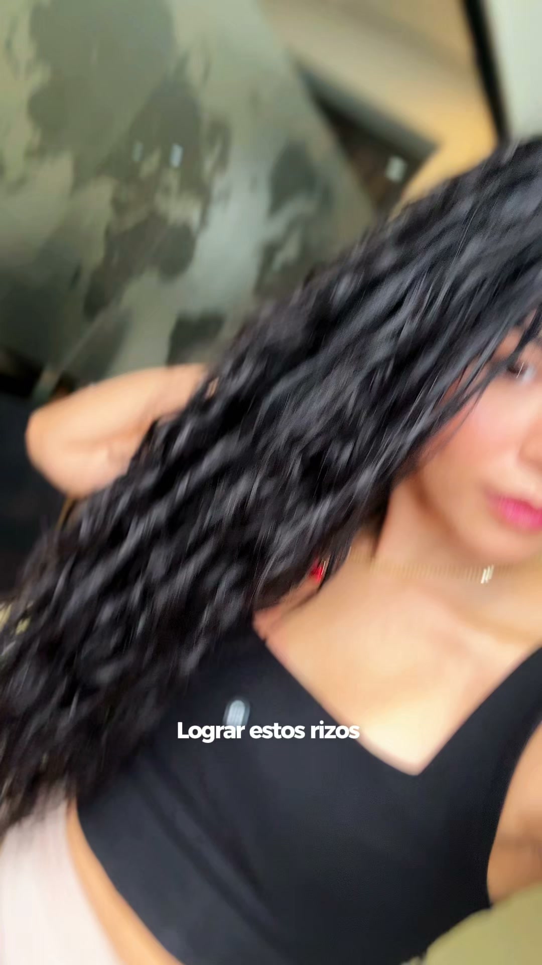 La Pocion Facebook ad: ¿Tus rizos no se definen como quieres?