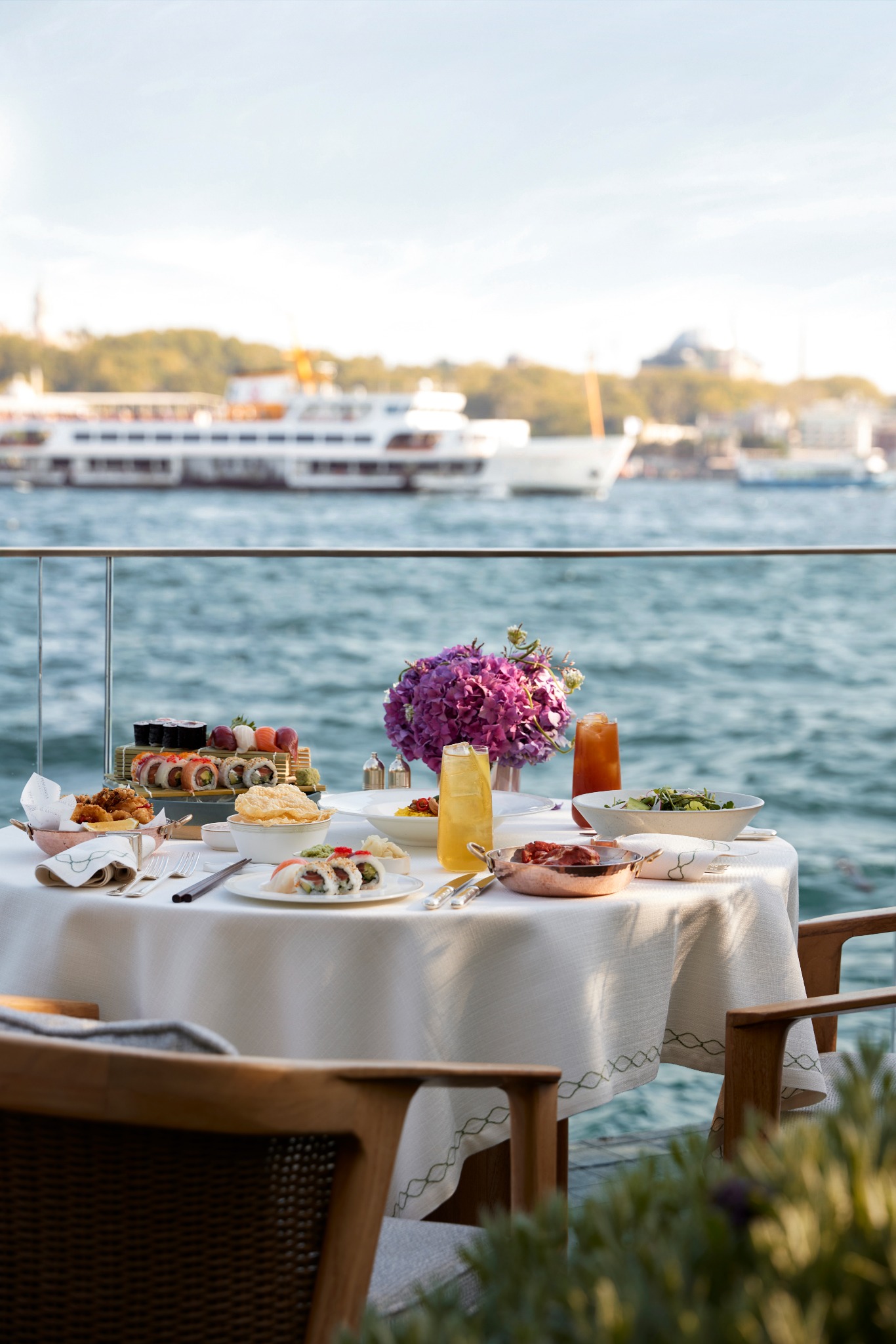 The Peninsula Istanbul Facebook ad: The Lobby'nin etkileyici bahçelerle çevrili terasında veya…