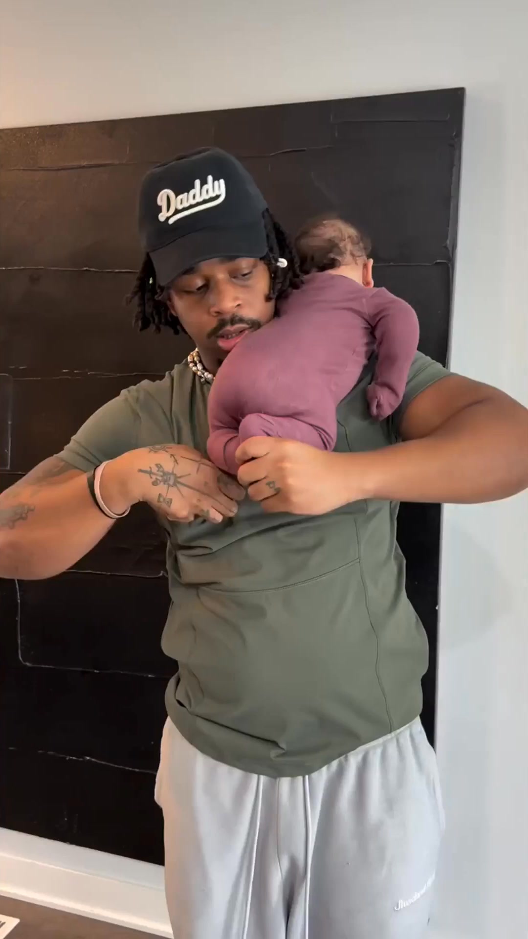 Beelaunch Store Facebook ad: Baby Carrier Shirt for Dads