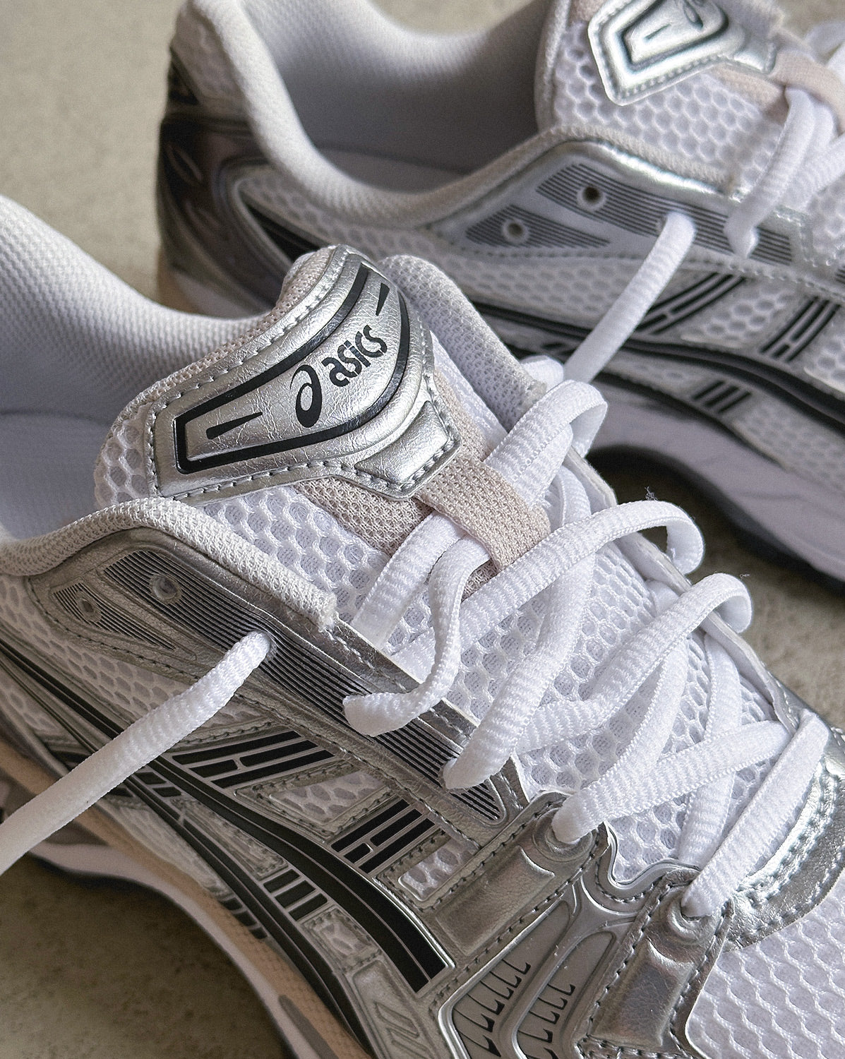 Asphaltgold Facebook ad: Check die ASICS Bestseller