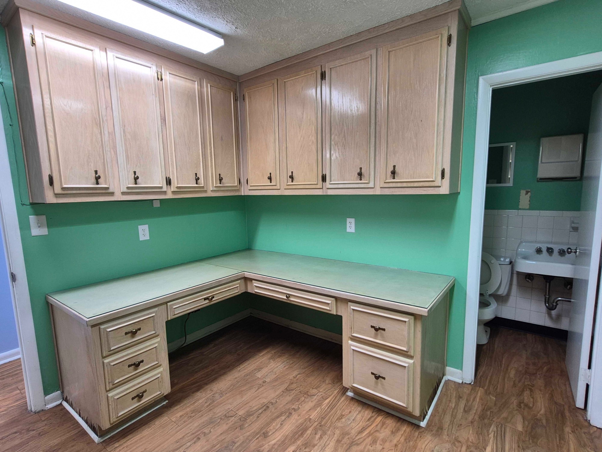 Diego Kirsch Facebook ad: Large 1886 sqft 9 -oom commercial business suite with a…