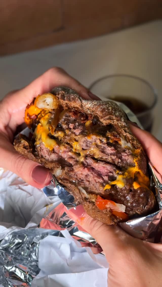 majestoso.gourmet Facebook ad: Se a noite é boa, um burgão deixa…