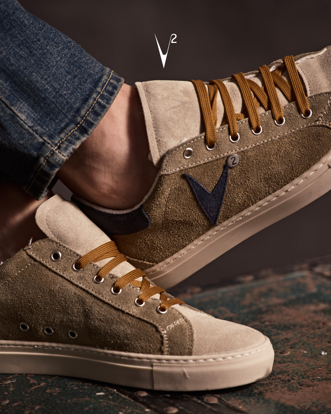 V2 brand Facebook ad: Nuova Collezione.