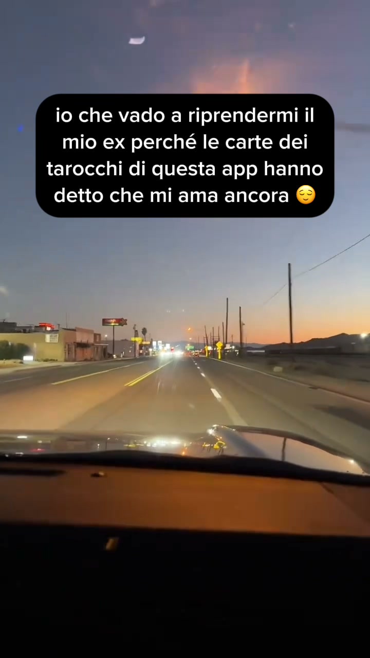 Moonly Facebook ad: Le carte sanno già cosa stai attraversando.