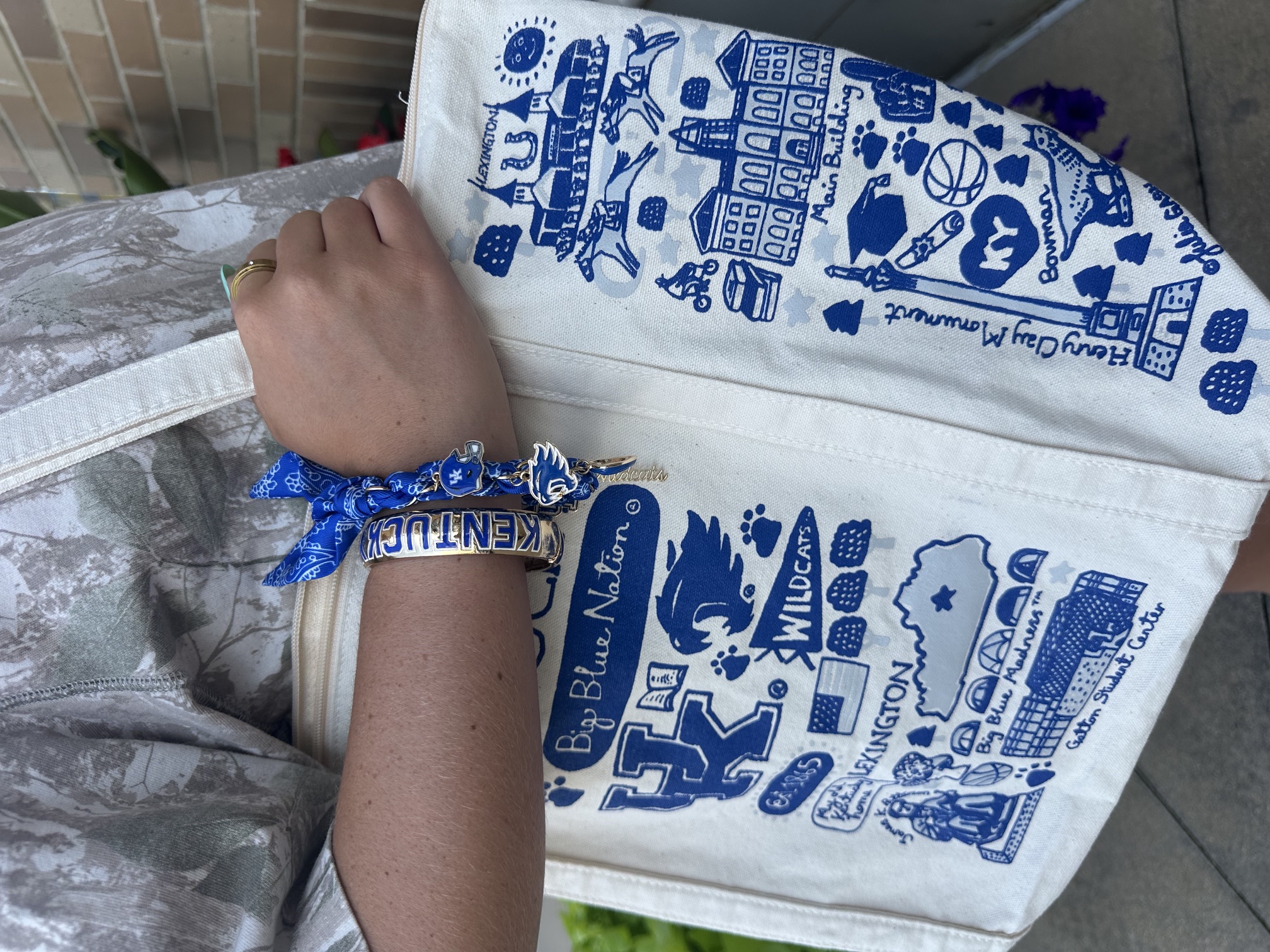 Alumni Hall Kentucky Facebook ad: Shop Kentucky Totes!