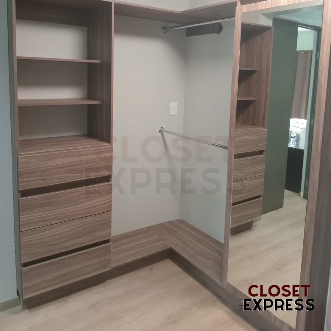 Closet Express Facebook ad: Organización sin complicaciones
