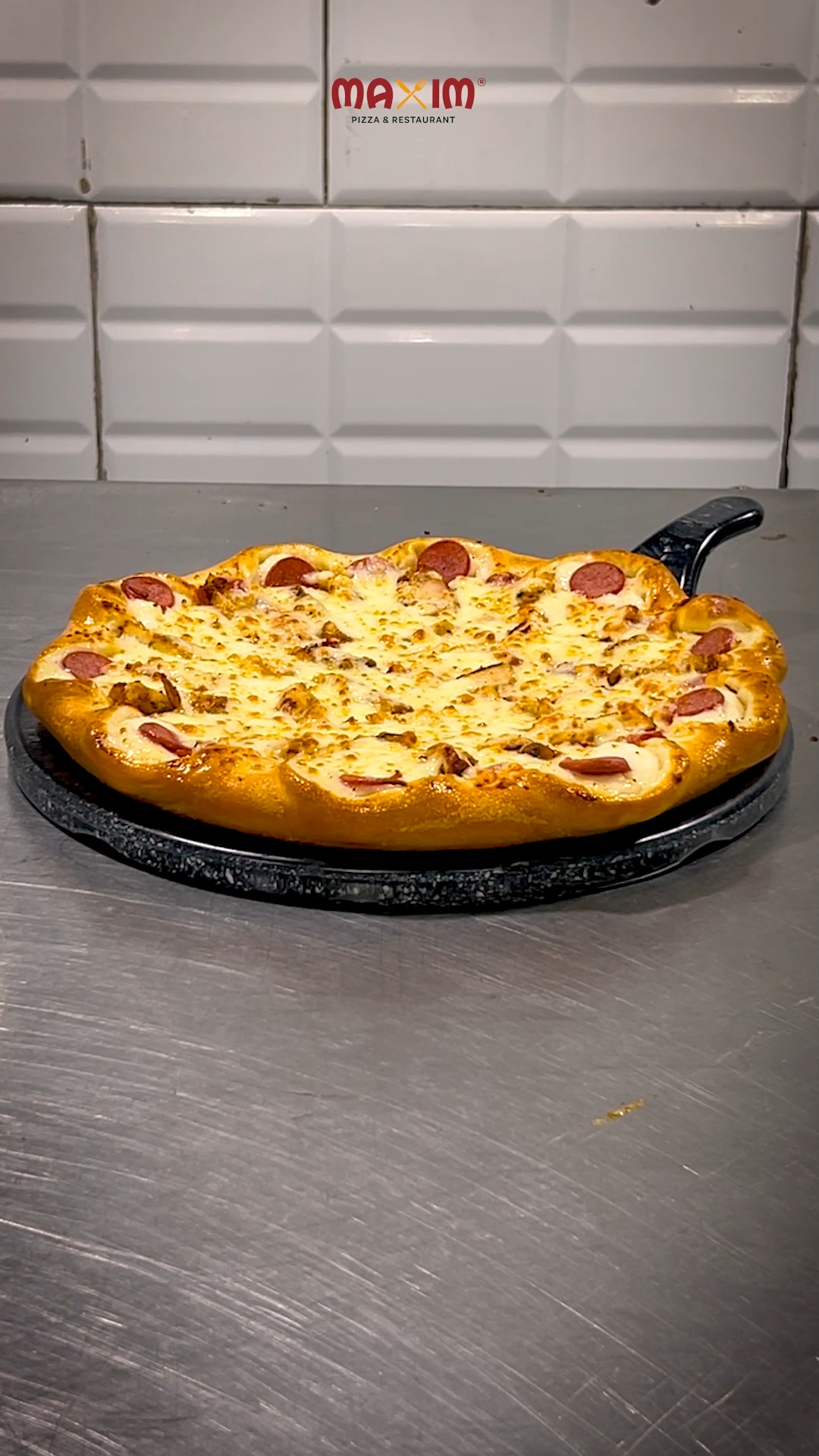 Maxim Pizza & Restaurant Facebook ad: هنا الأكل معمول بحب وعلى أصوله.