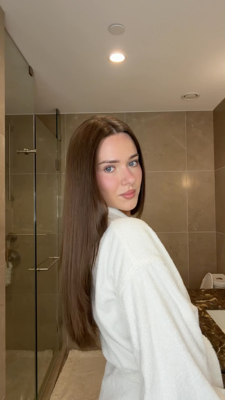 L'Oréal Paris Facebook ad: Sleek hair even on day 3.