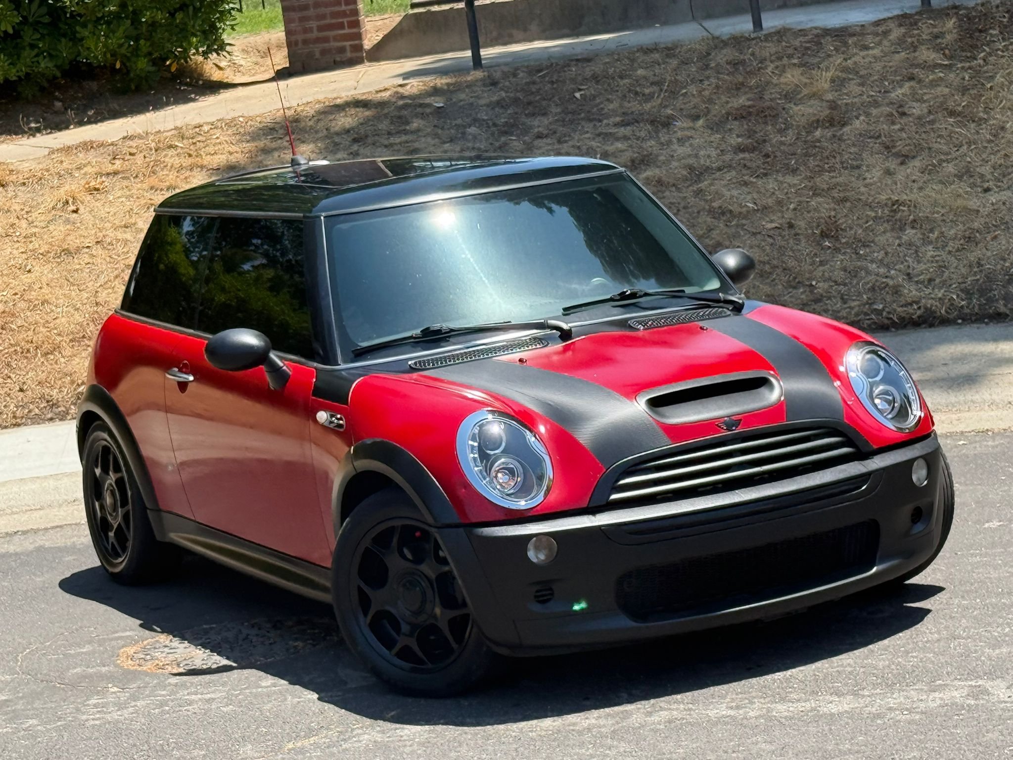 Simon Mojy Facebook ad: 2006 MINI Cooper