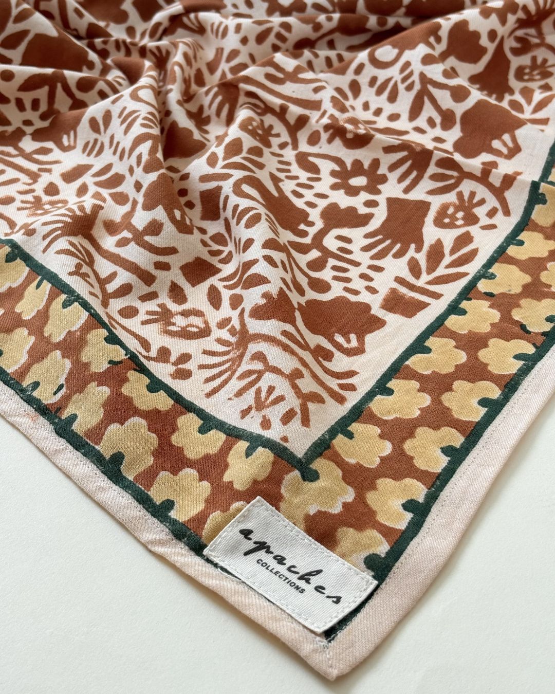 Apaches Collections Facebook ad: Un simple foulard, et votre tenue prend une…