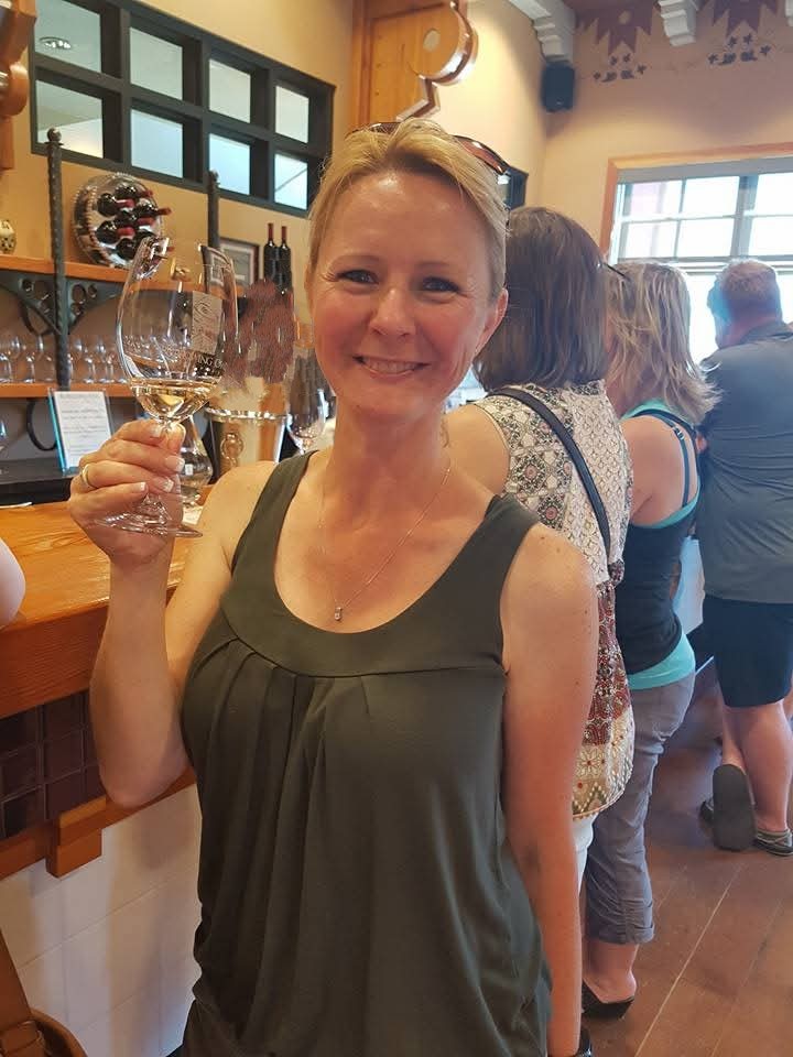 Digital Life Balance Facebook ad: Thumbs Up if you like wine and visiting…