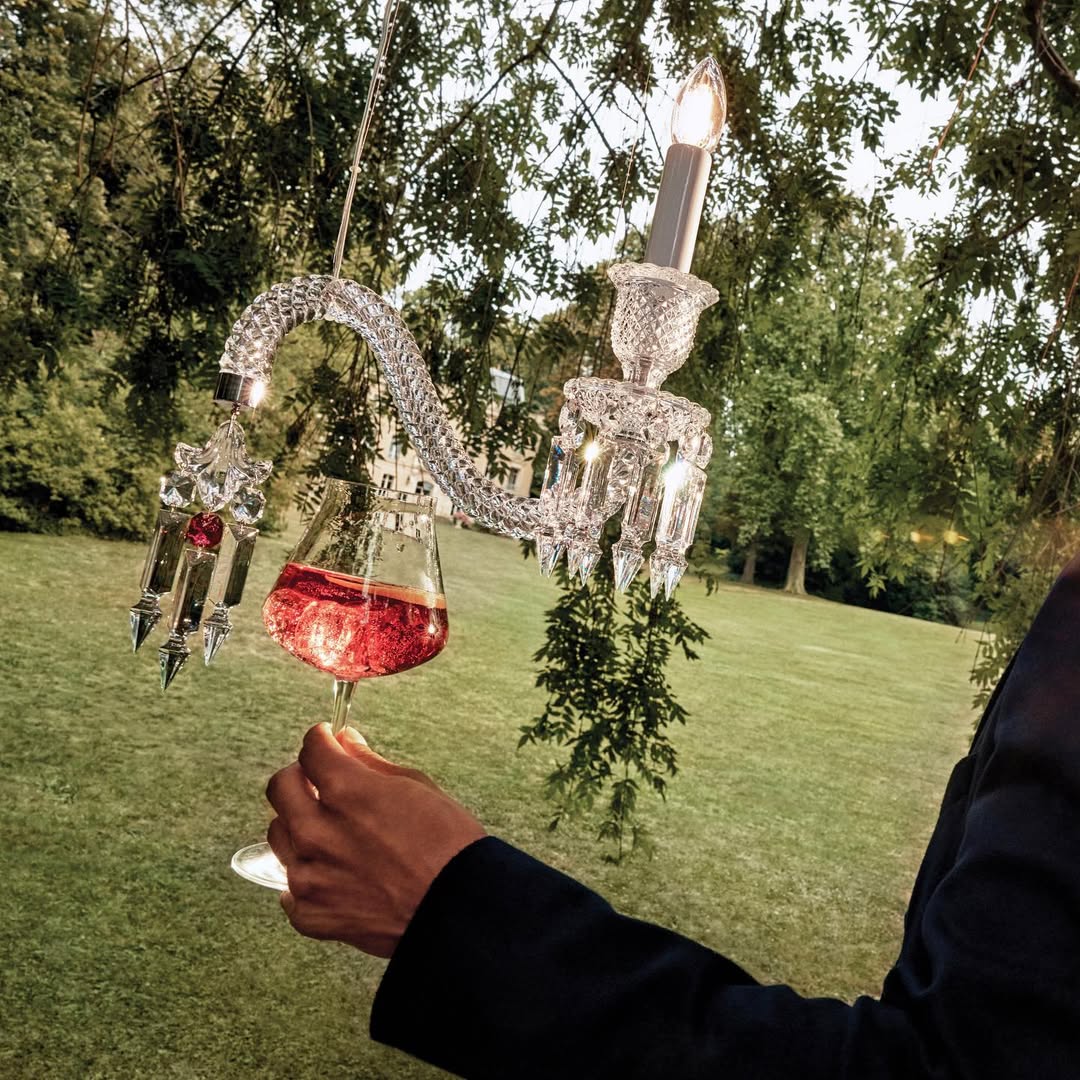 Began Antiguidades Facebook ad: Um momento radiante com @Baccarat.