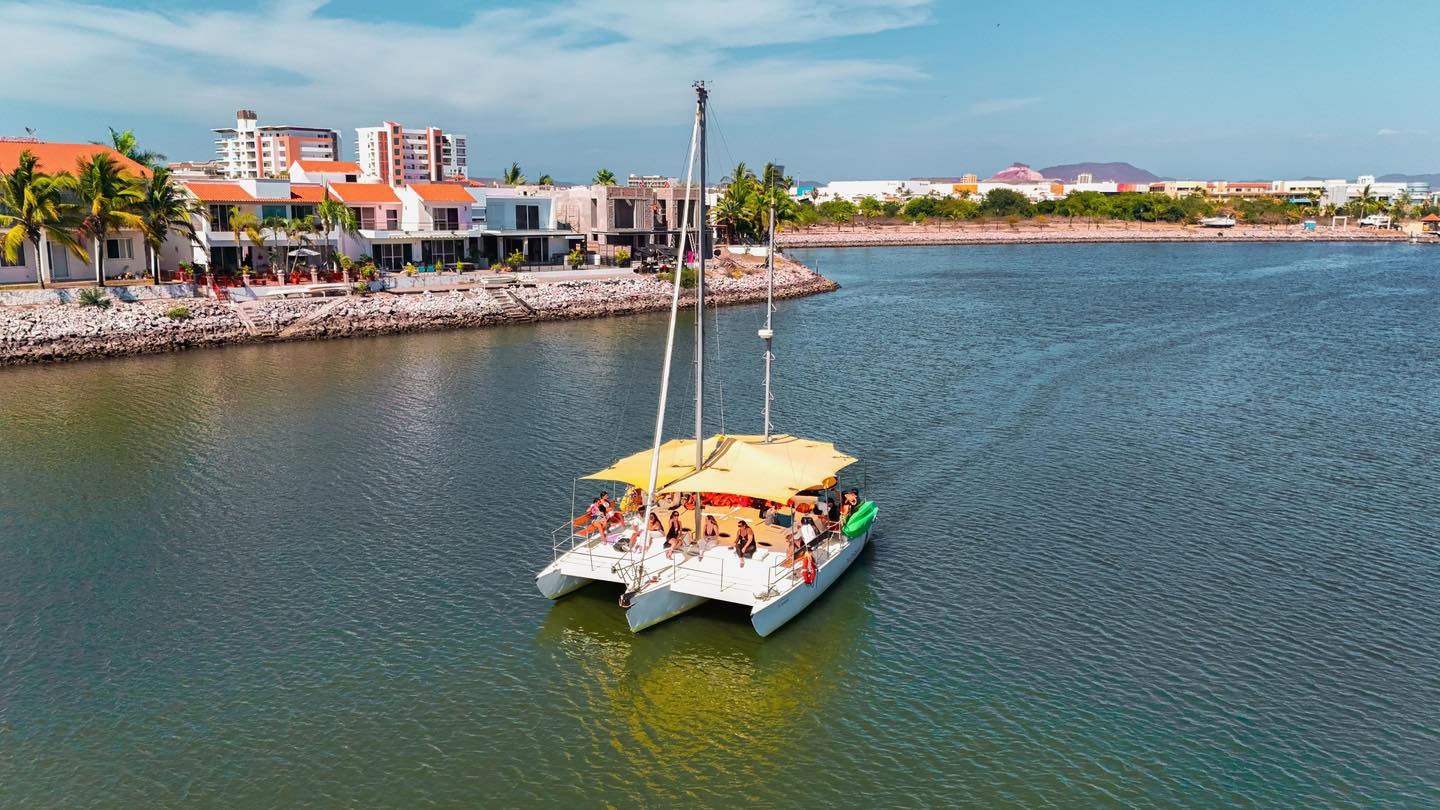 Trimaran Mar y Sol, RENTA YATES Mazatlan Facebook ad: Vive el lujo en el mar con Trimaran…
