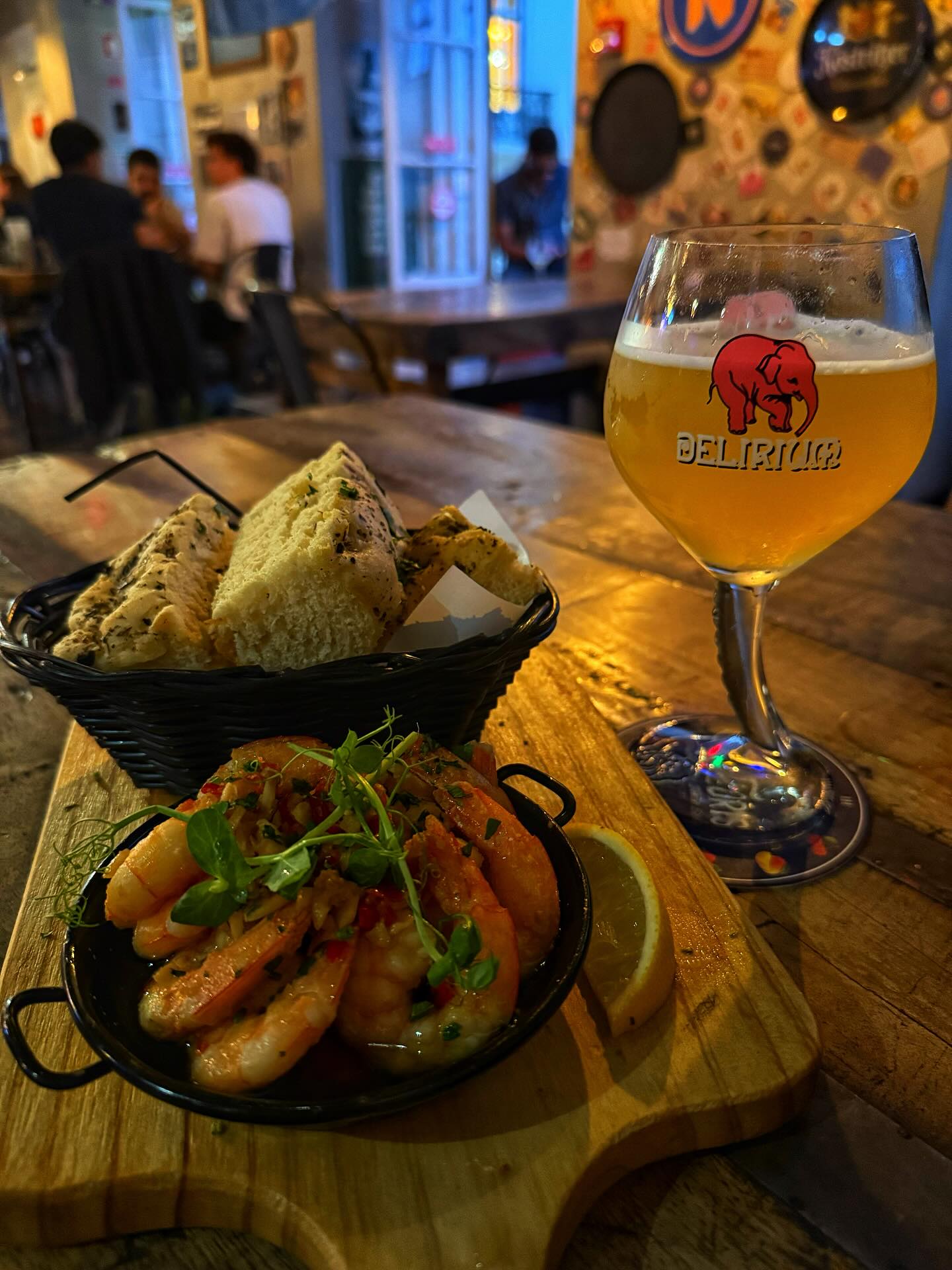 Delirium Café Lisboa Facebook ad: **Chegaram nossas Gambas ao guilho!** Alho, azeite, pimenta…